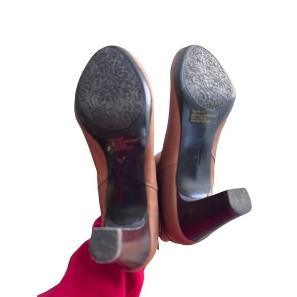 Clarks Artisan Tan Leather Ankle Booties 9M Block Heel Zip Up Classic Style - Picture 6 of 7